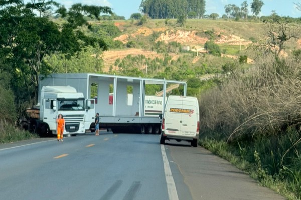 Carreta com carga gigante quebra e fica atravessada na BR-354; trânsito é interditado