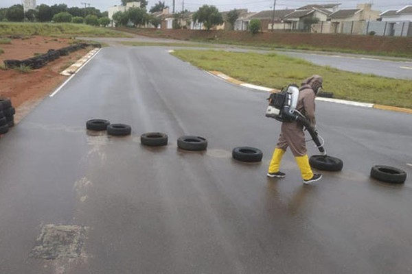 Com centenas de pneus, Kartódromo é alvo dos agentes do Programa de Combate a Dengue