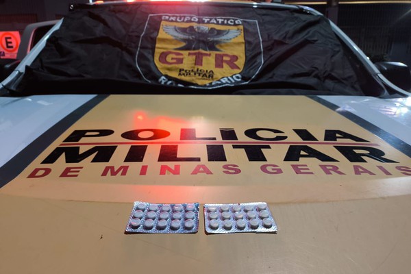 Guia de viagem é preso com cartelas de rebite na BR146, em Patos de Minas