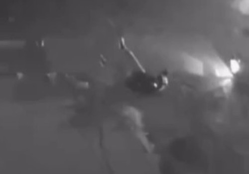 Carro atinge gravemente motociclista e foge; jovem pede ajuda da população