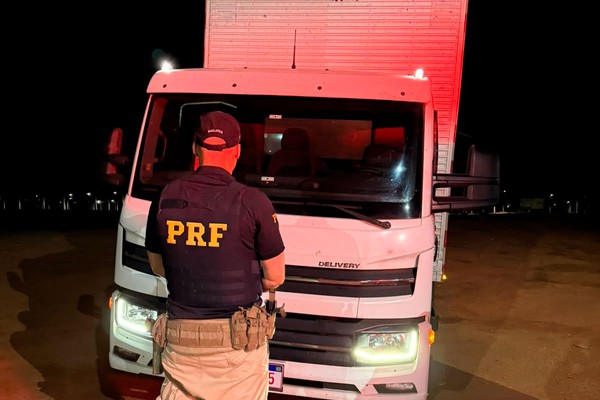 PRF recupera caminhão furtado e carga de frango de 3,4 toneladas roubada na BR-365