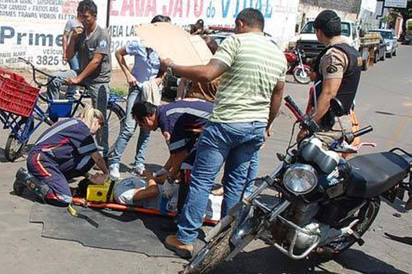 Motociclista fica ferido ao bater em veículo que fazia conversão na Avenida Brasil