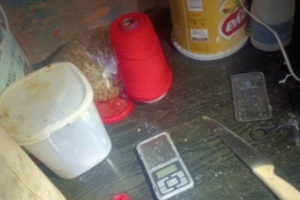 Após ser filmado vendendo drogas, homem é preso no alçapão de casa vizinha em Patos de Minas