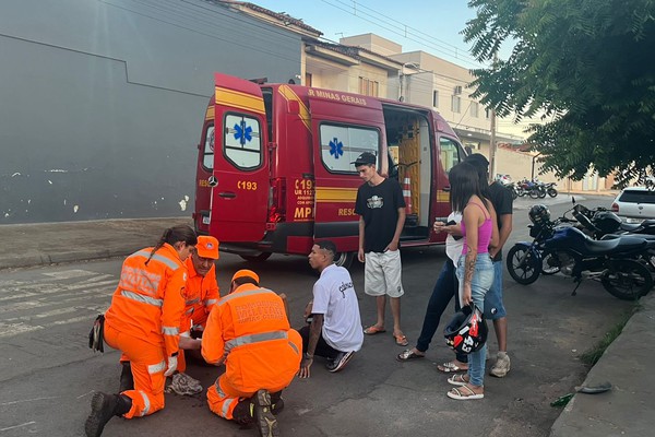 Motorista bate em motoclista e vai embora deixando o carro e a vítima para trás