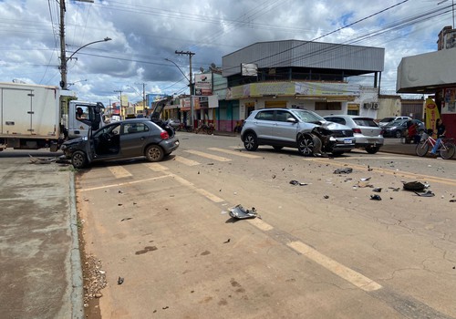 Motorista avança parada obrigatória e provoca acidente em cruzamento da avenida Brasil
