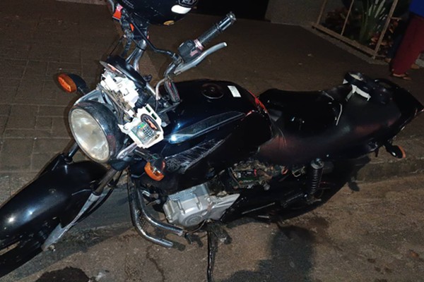 Motociclista embriagado e sem habilitação causa acidente e foge do local em Patos de Minas