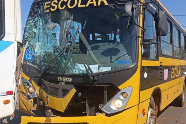 Ônibus com vários alunos bate em coletivo após motorista ser distraído e 3 crianças ficam feridas em Patrocínio