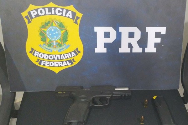 Motorista é preso depois de ser flagrado com arma de fogo carregada na BR-365 em Patos de Minas