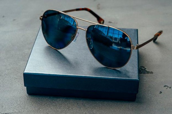 Óculos modelo aviador combina com qual rosto? Descubra como escolher o ideal