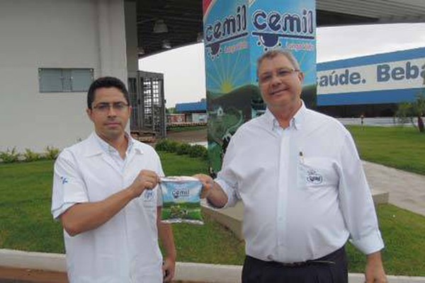 Presidente recebe a primeira embalagem de leite em pó da marca Cemil