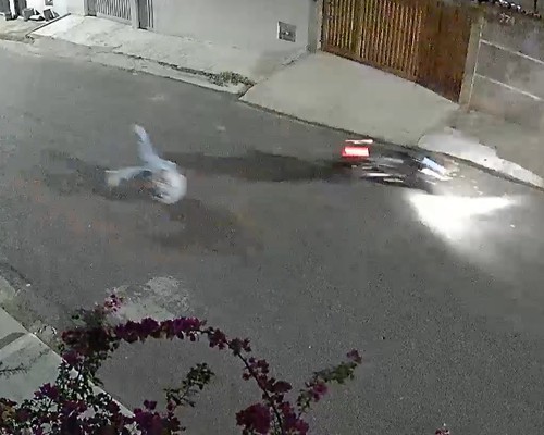 Motociclista tenta “dar grau” e leva tombo impressionante em Patos de Minas; veja o vídeo