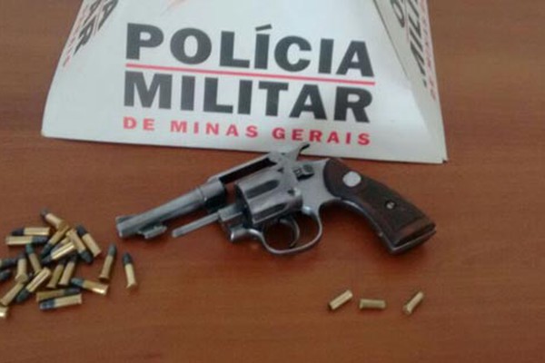 PM de Carmo do Paranaíba apreende drogas e arma de fogo após disparos em placas