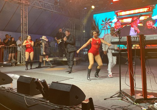 Vídeo apresenta na Fenapraça 2026 trajetória do Trio Remelexo, desde época com Gusttavo Lima; veja ao vivo
