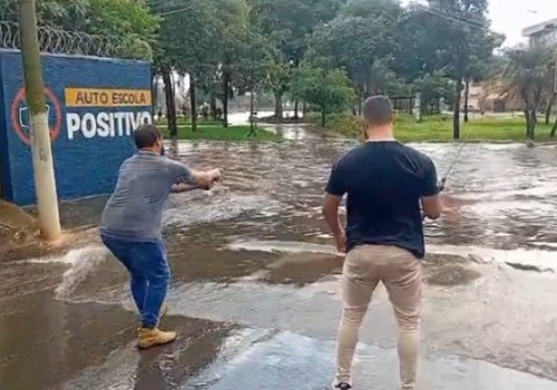 Temporal deixa ruas alagadas e moradores fazem até pescaria em nova inundação
