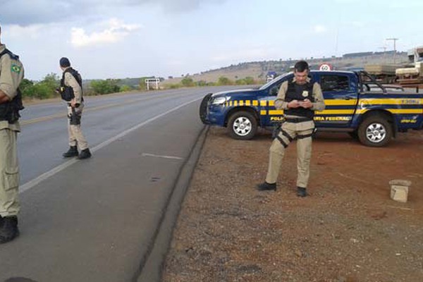 Fluxo de veículos aumenta e Polícia Rodoviária reforça a fiscalização para evitar acidentes