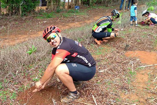 Pedal Verde Anjos da Vida reúne dezenas de ciclistas e planta 200 árvores em Patos de Minas