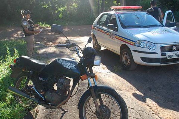 Ladrão esconde moto logo após furto, mas policiais encontram veículo em matagal