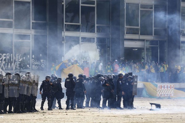 Forças de segurança conseguem desocupar rampa do Planalto
