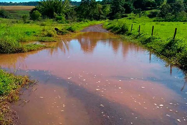 Moradores da zona rural cobram ação da Prefeitura para consertar estrada tomada pela água