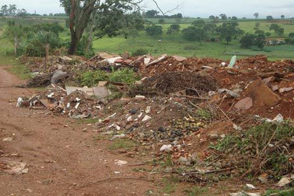 Terreno baldio no bairro Vila Rosa se transforma em depósito de lixo