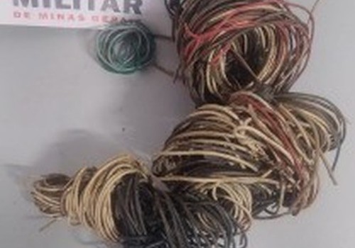 Homem flagra a casa do pai sendo furtada, persegue suspeito e o imobiliza até a chegada da polícia