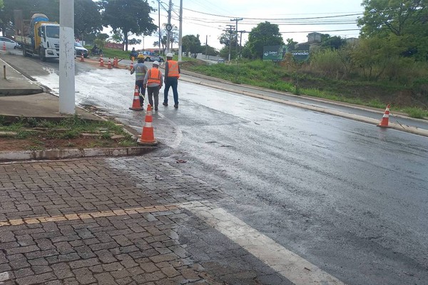 Produto usado em obra deixa asfalto escorregadio e provoca queda de motociclistas e batida na Avenida Brasil