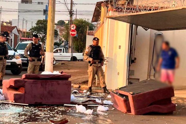 Jovem em surto psicótico quebra pertences de casa e joga no meio da rua