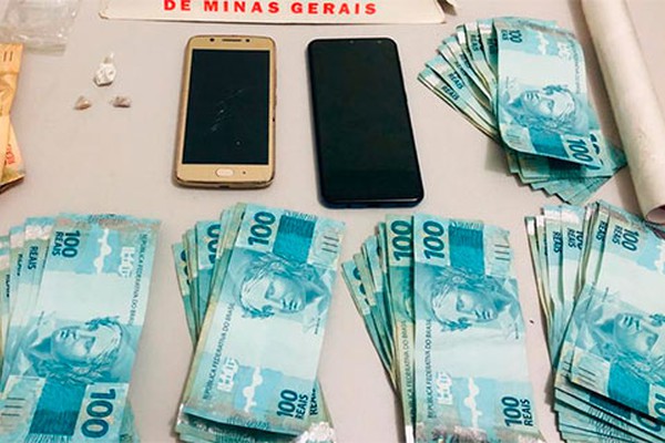 PM prende irmãos por tráfico e apreende drogas e mais de R$ 5 mil em dinheiro em Varjão de Minas