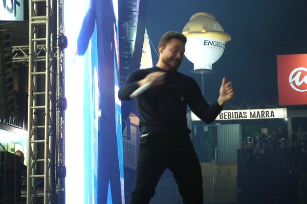 Com balé e show de luzes, Wesley Safadão abre show na Fenamilho 2026 com o hit “Aquele 1%”