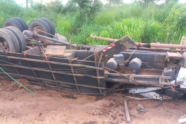 Motorista morre após caminhão boiadeiro bater na traseira de caminhão baú e capotar na MG 410