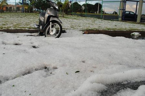 Chuva de granizo causa estragos e pedras de gelo cobrem de branco o Planalto