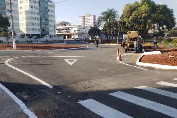 Obra de rotatória para reduzir risco de acidentes na avenida Padre Almir é concluída