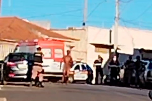Homem em surto corre pelado com barra de ferro e é contido com arma de choque em Carmo do Paranaíba; veja