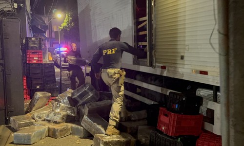 Polícia intercepta caminhão com eletrônicos ilegais, anabolizantes e mais de 3 toneladas de maconha