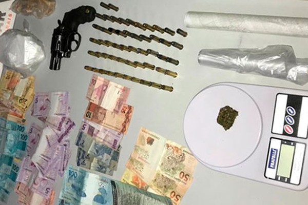 Socada é preso pela Polícia Militar com crack, cocaína, dinheiro, revólver e muita munição