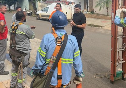 Procon coordena mutirão para retirada de fios soltos na área central de Patos de Minas