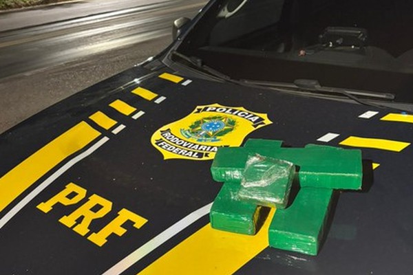 PRF encontra tabletes de maconha escondidos em porta-malas e prende motorista na BR365