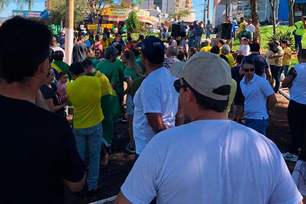 Manifestação em apoio ao Governo Bolsonaro reúne cerca de 500 pessoas em Patos de Minas