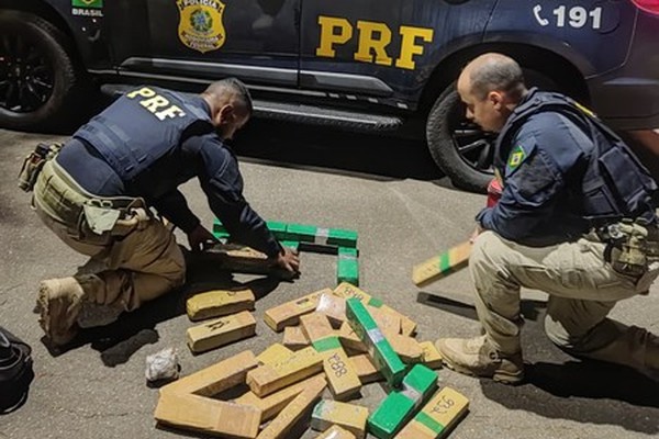 Passageiro de ônibus é preso com duas malas cheias de barras de maconha na BR 365, em Patos de Minas