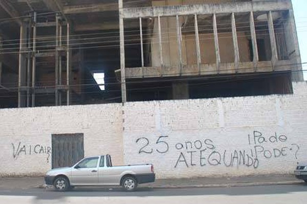 Prédio abandonado na principal rua de Patos de Minas vira alvo de protesto