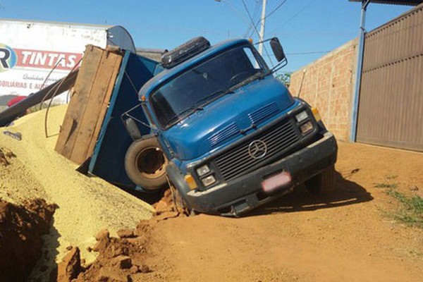 Caminhão carregado com soja cai em valeta de rede de esgoto no Setor Industrial em Presidente Olegário