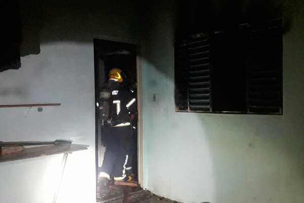 Bombeiros combatem incêndio em residência no bairro Nova Floresta; suspeito é filho do proprietário da casa