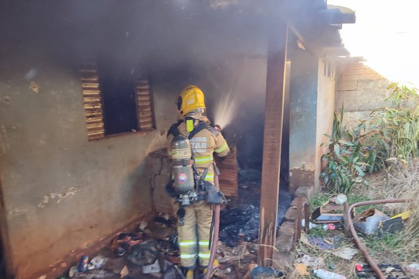 Casa tomada por usuários de drogas pega fogo no bairro Cidade Jardim e Bombeiros precisam ser acionados
