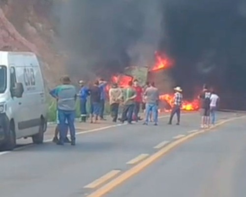 Caminhão capota e pega fogo na BR 365, próximo ao Posto Vereadas; trânsito foi interditado