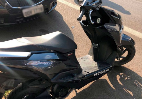 Motociclista embriagado acaba na delegacia após cair e atingir carro estacionado