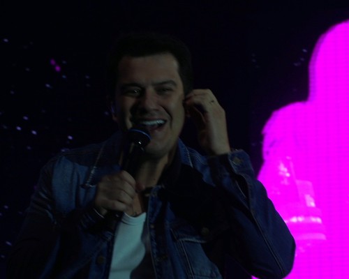 Hugo e Guilherme cantam “Mágica” e põem público para cantar na Fenamilho 2026; veja ao vivo