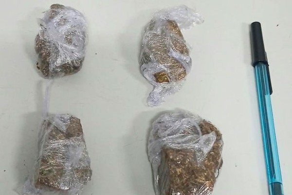 Polícia Militar prende duas pessoas e apreende maconha em lote abandonado em Patos de Minas