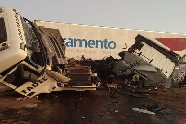 Condutor inabilitado e embriagado provoca acidente com dois caminhões na BR 365