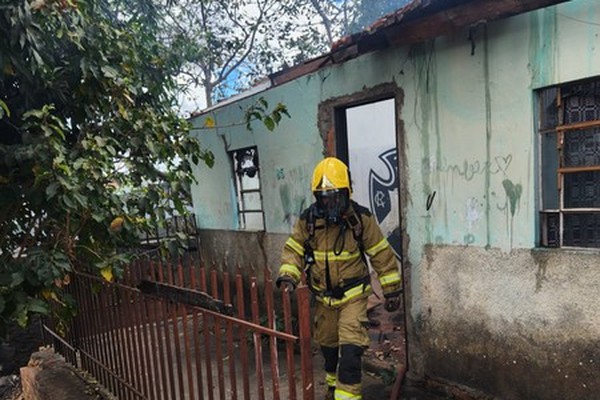 Incêndio destrói parte do telhado e deixa residência em risco de desabamento em Patos de Minas