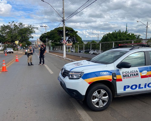 Motociclista de 21 anos morre ao tentar desviar de cão e bater em poste; adolescente ficou ferido